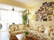 碎花田園風(fēng)格公寓客廳照片墻裝修效果圖 碎花田園風(fēng)格公寓客廳照片墻裝修效果圖