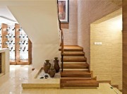 實木和諧的東南亞風格復(fù)式樓梯裝修效果圖