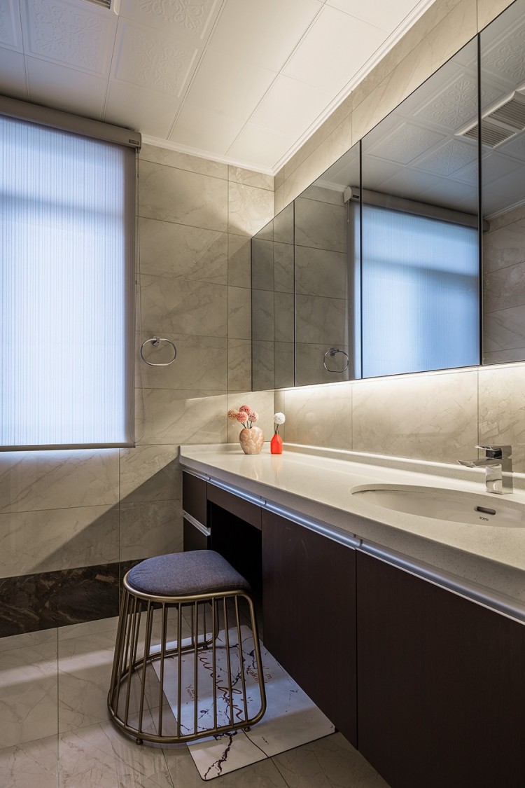 現(xiàn)代風格裝修衛(wèi)生間效果圖