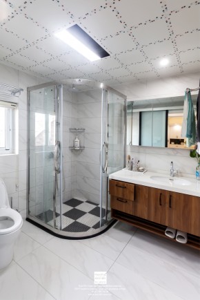 新加花園現(xiàn)代風格別墅衛(wèi)生間裝修實景案例