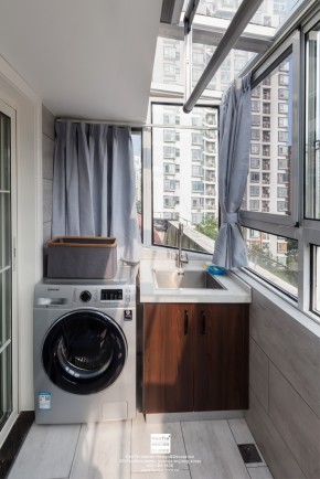 新加花園現(xiàn)代風格別墅陽臺裝修實景案例