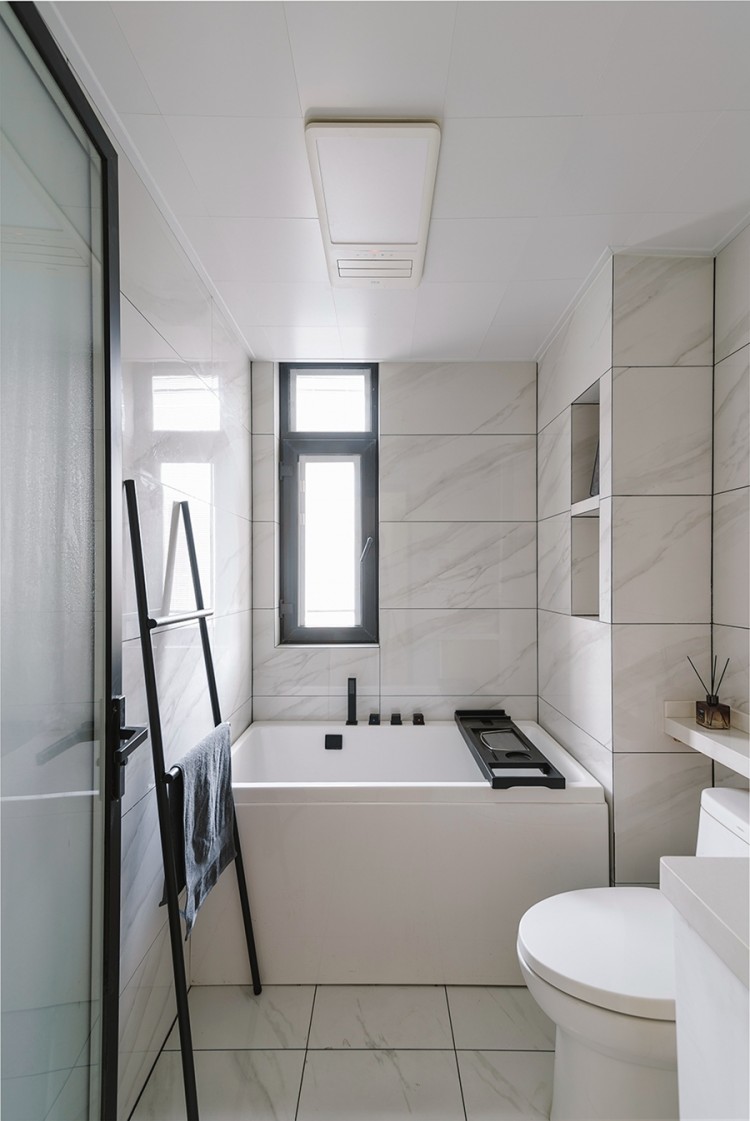 現(xiàn)代簡(jiǎn)約風(fēng)格三居室衛(wèi)生間裝修效果圖