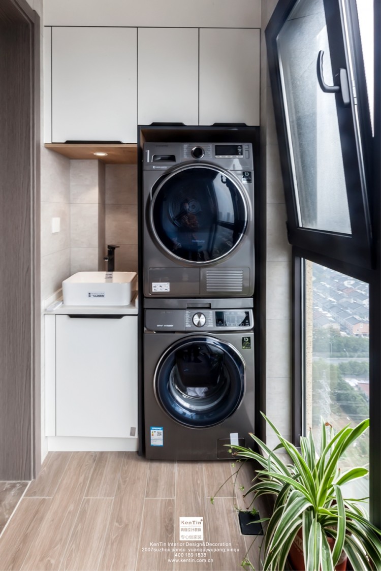 江南華府現(xiàn)代簡約風(fēng)格三居室陽臺(tái)裝修實(shí)景案例