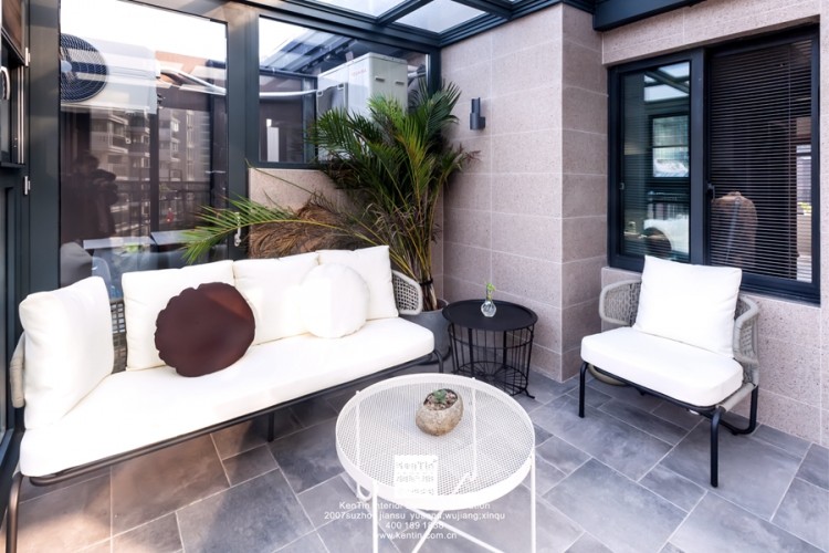 獨(dú)墅灣別墅現(xiàn)代風(fēng)格陽臺(tái)裝修實(shí)景案例