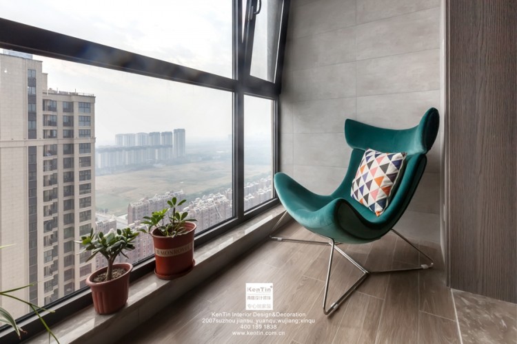 江南華府現(xiàn)代簡約風(fēng)格三居室陽臺(tái)裝修實(shí)景案例