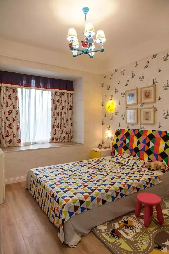 美式風(fēng)格四居室臥室裝修效果圖