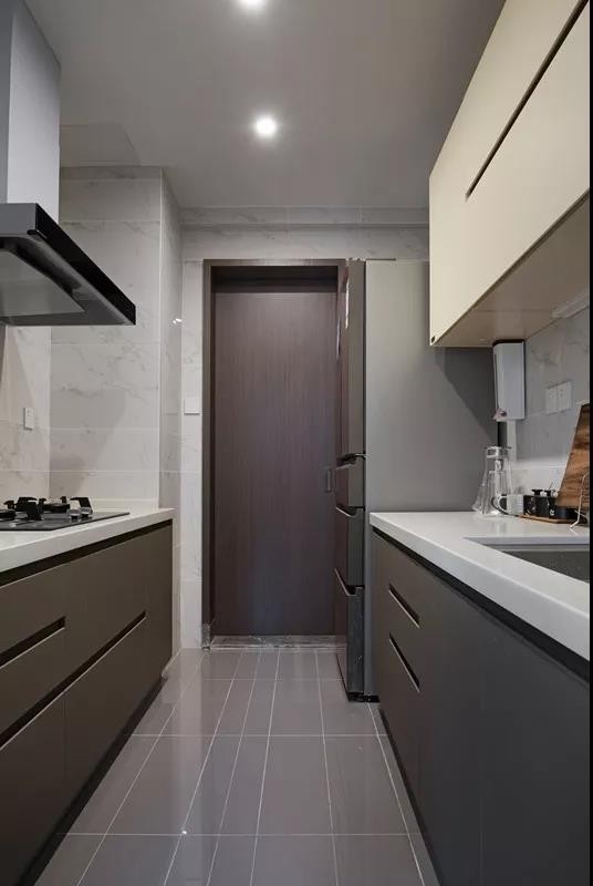 現(xiàn)代風格三居室廚房裝修效果圖