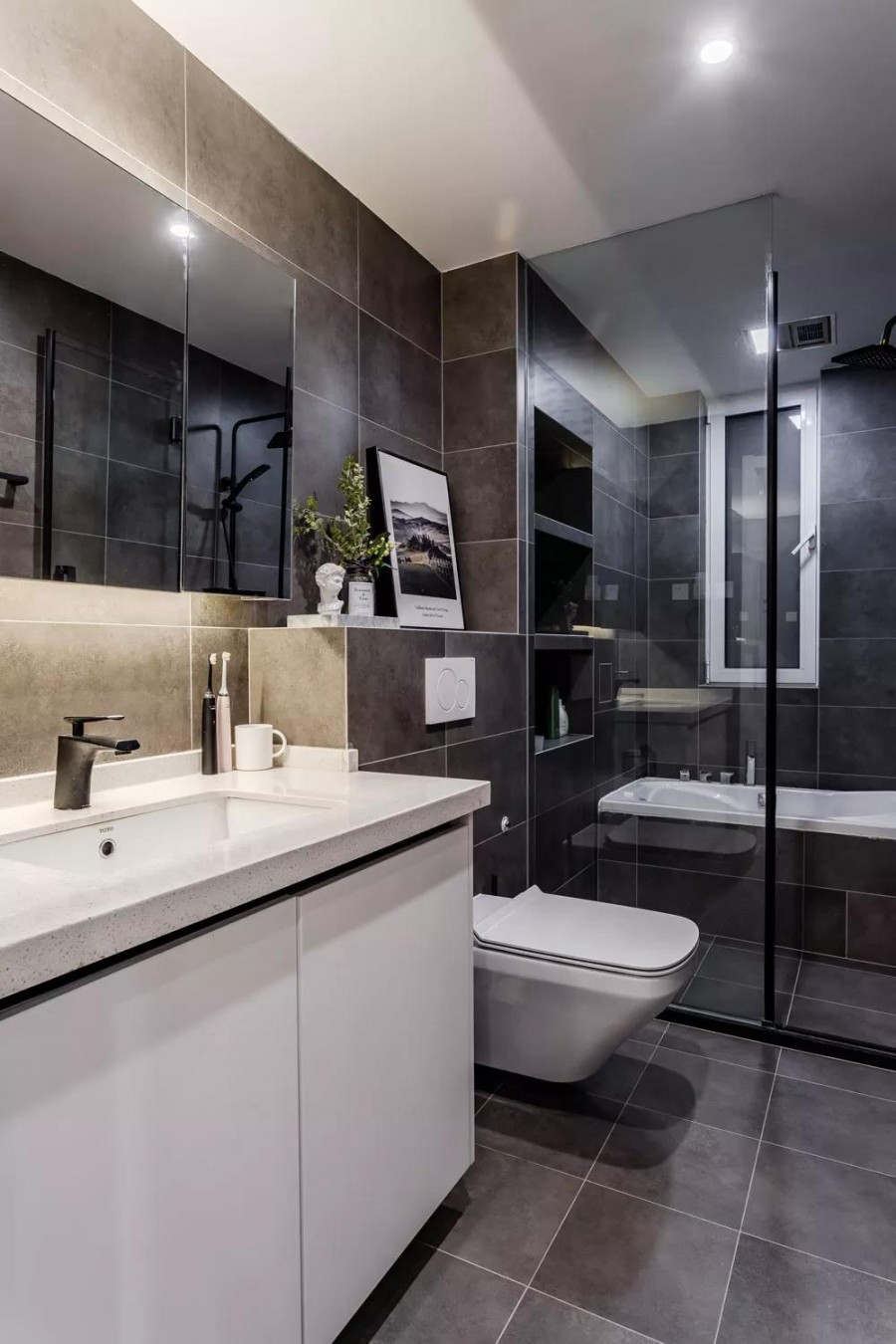 現(xiàn)代風格三居室衛(wèi)生間裝修效果圖