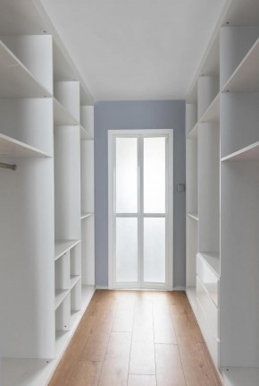 現(xiàn)代簡約風格四居室衣帽間裝修效果圖