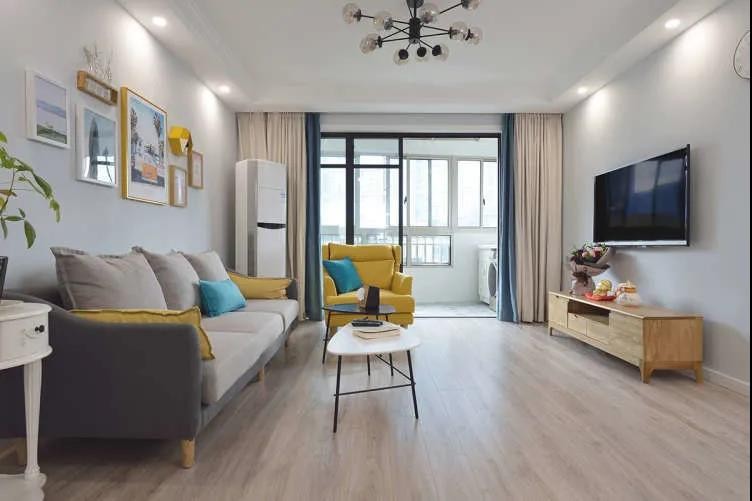 簡約風(fēng)格三居室客廳裝修效果圖