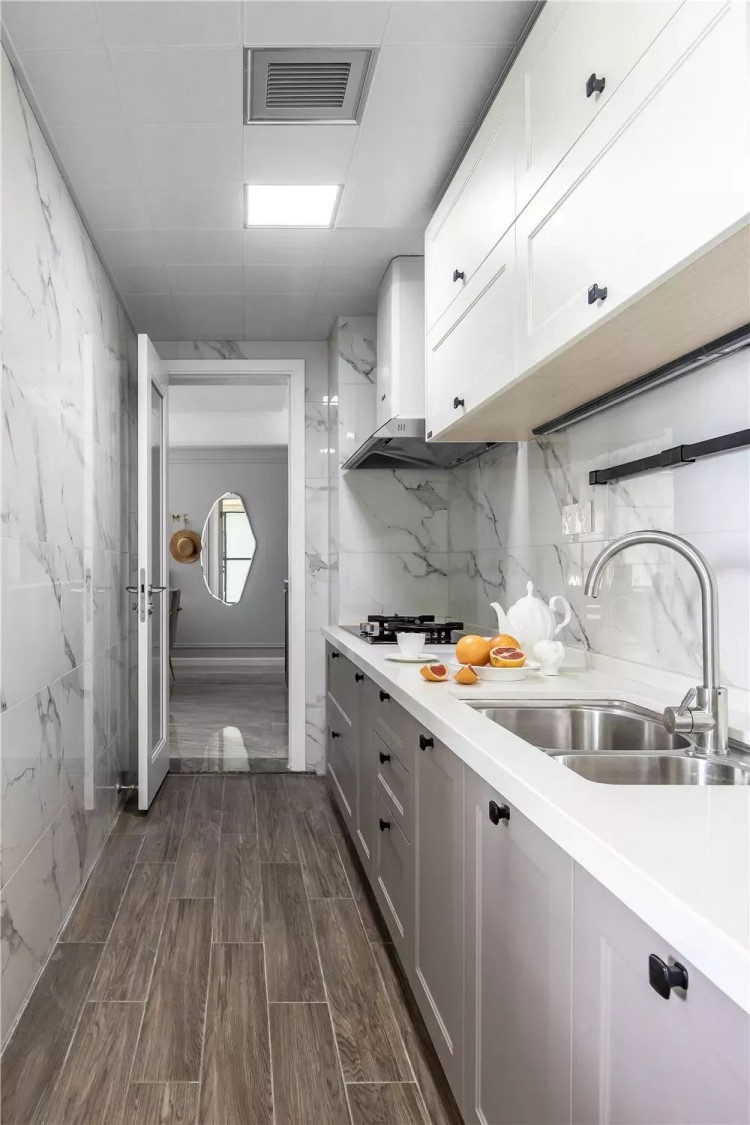 現(xiàn)代輕奢風格四居室廚房裝修效果圖