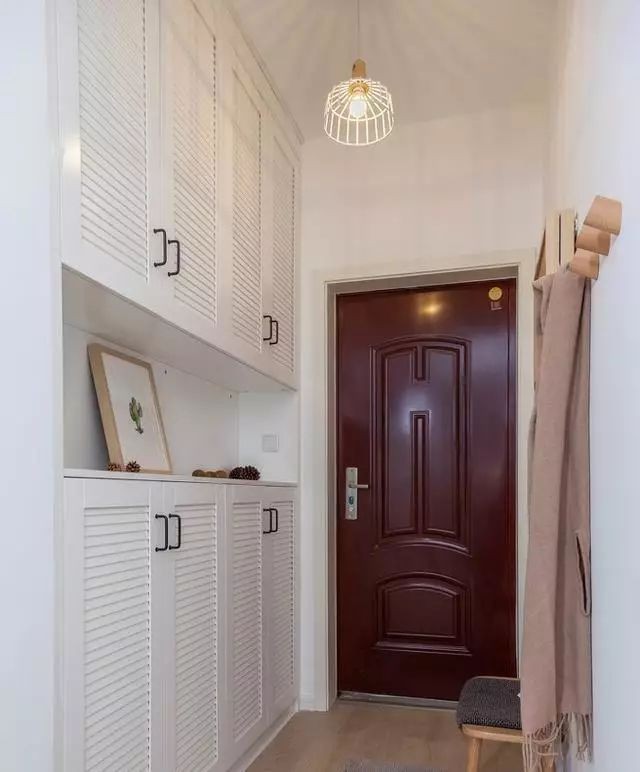 簡(jiǎn)約風(fēng)格三居室玄關(guān)裝修效果圖