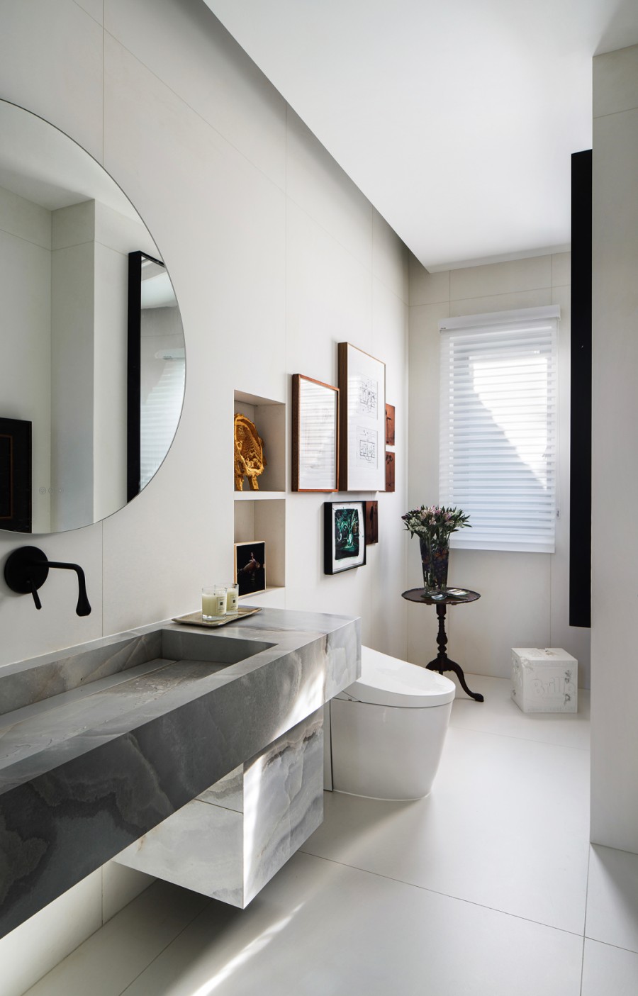 現代風格湖居別墅衛(wèi)生間裝修效果圖