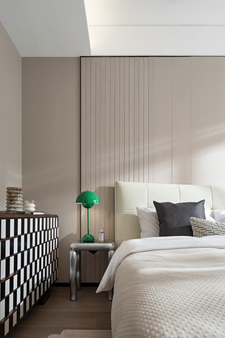 現(xiàn)代簡約風格三居室臥室裝修效果圖