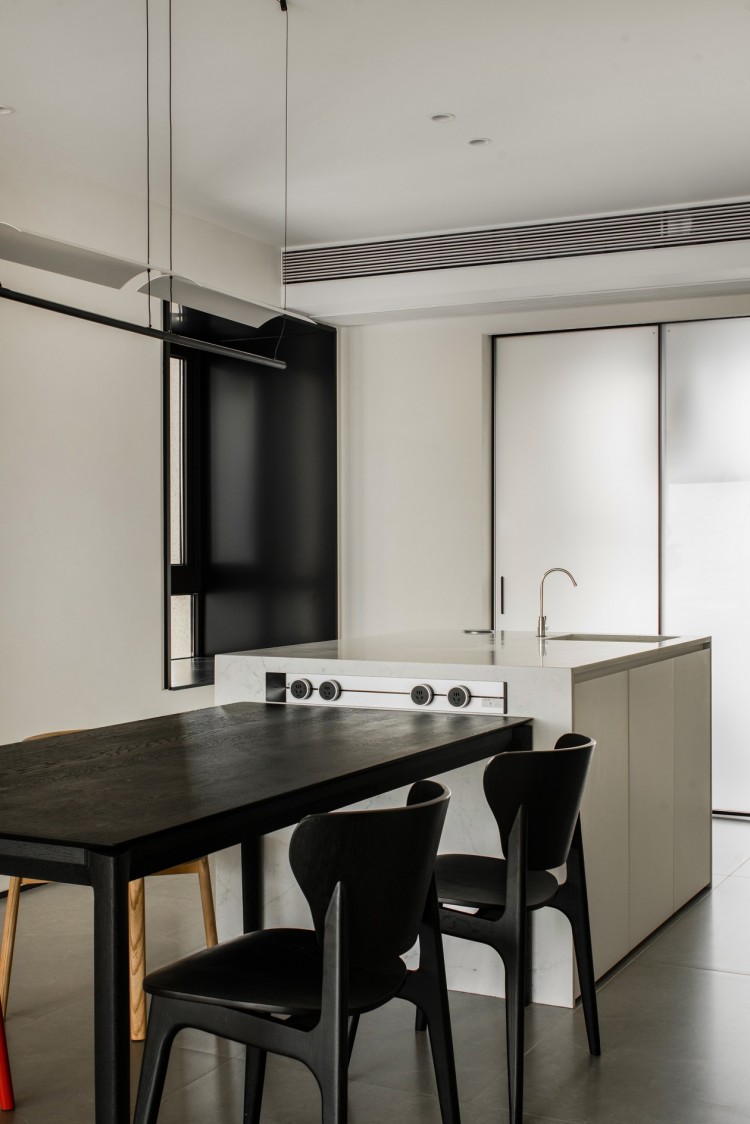 現(xiàn)代簡約風格四居室餐廳裝修效果圖