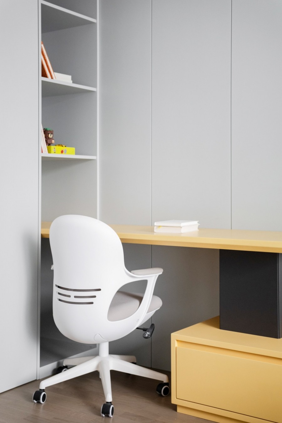 現(xiàn)代簡約風格四居室書房裝修效果圖