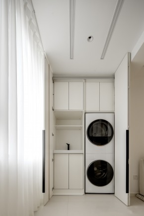 極簡原木風(fēng)兩居室陽臺(tái)裝修效果圖