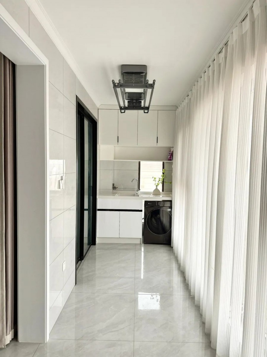 現(xiàn)代簡約兩居室陽臺(tái)裝修效果圖