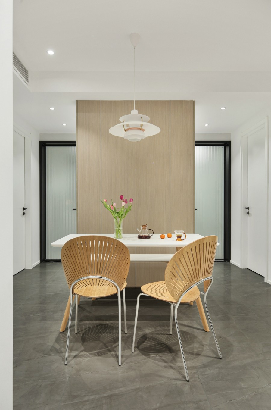 北歐原木風(fēng)三居室裝修餐廳效果圖