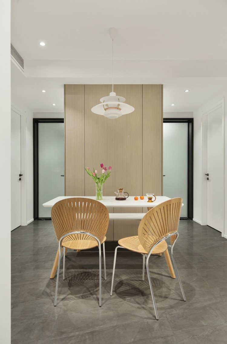 北歐原木風(fēng)三居室裝修餐廳效果圖