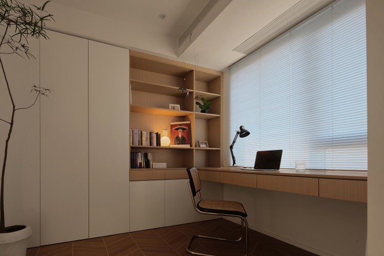 原木風(fēng)兩居室裝修書房效果圖