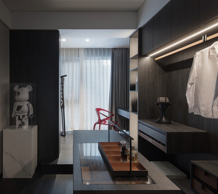 現(xiàn)代簡約大平層三居室裝修衣帽間效果圖