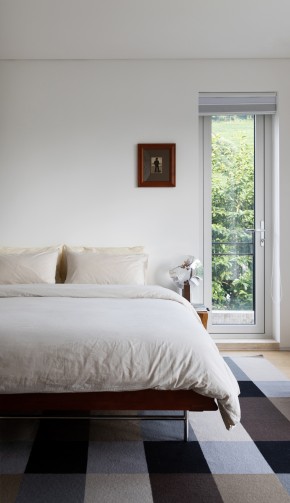 現(xiàn)代極簡風(fēng)三居室裝修臥室效果圖