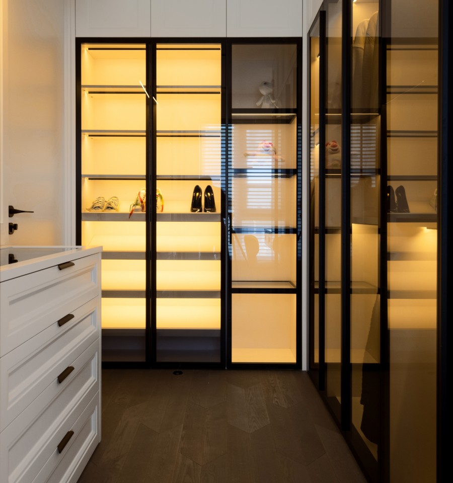 現(xiàn)代簡約三居室裝修衣帽間效果圖