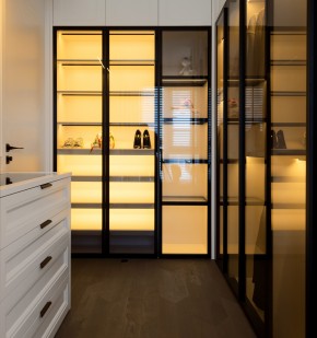 現(xiàn)代簡(jiǎn)約三居室裝修衣帽間效果圖