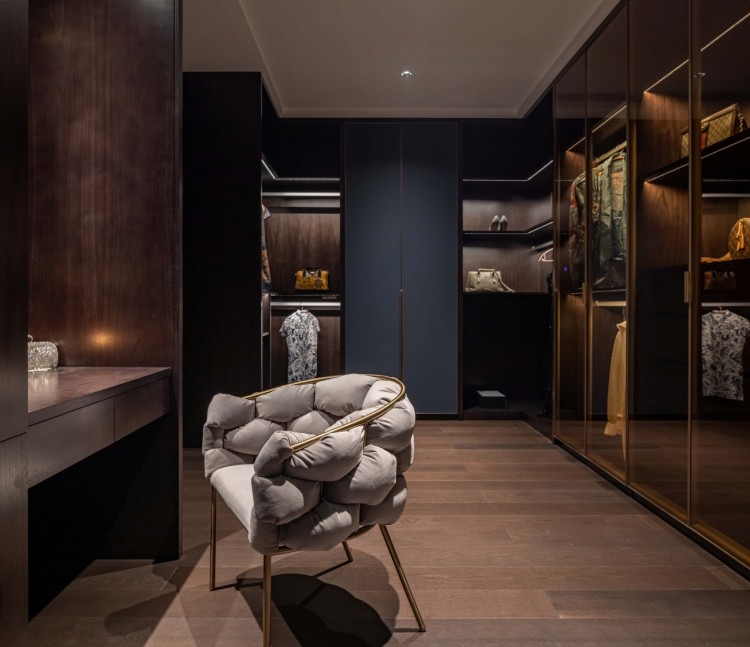 新中式別墅裝修衣帽間效果圖