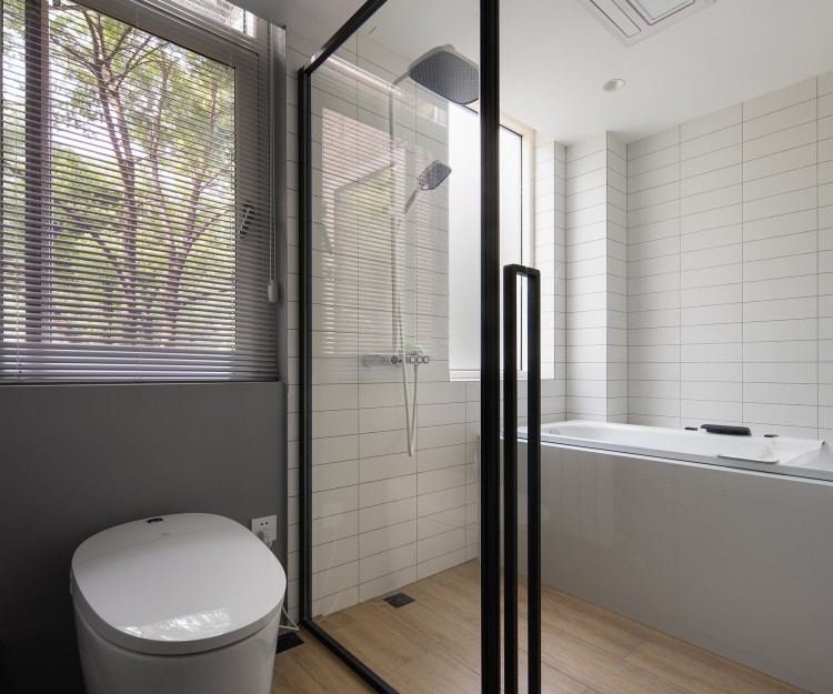 原木風大平層裝衛(wèi)生間修效果圖