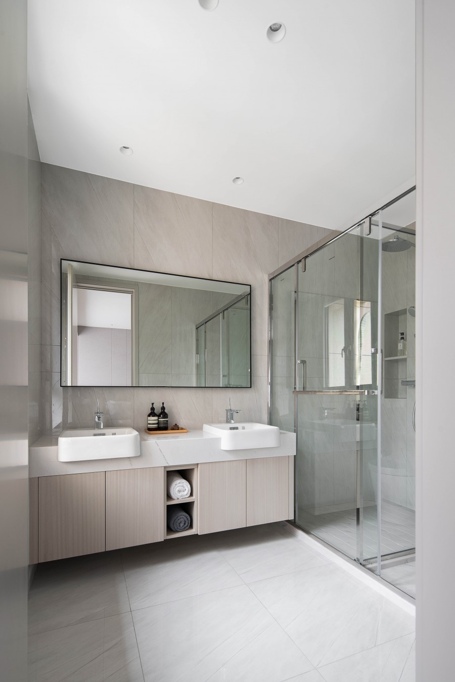 現(xiàn)代簡約復(fù)式衛(wèi)生間裝修效果圖