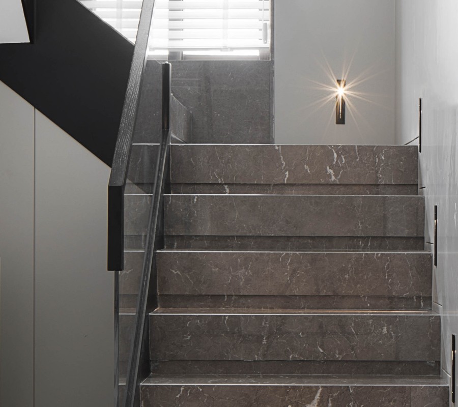 現(xiàn)代簡約復(fù)式樓梯裝修效果圖