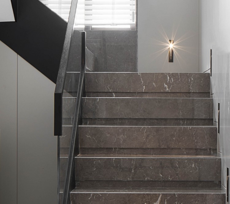 現(xiàn)代簡(jiǎn)約復(fù)式樓梯裝修效果圖