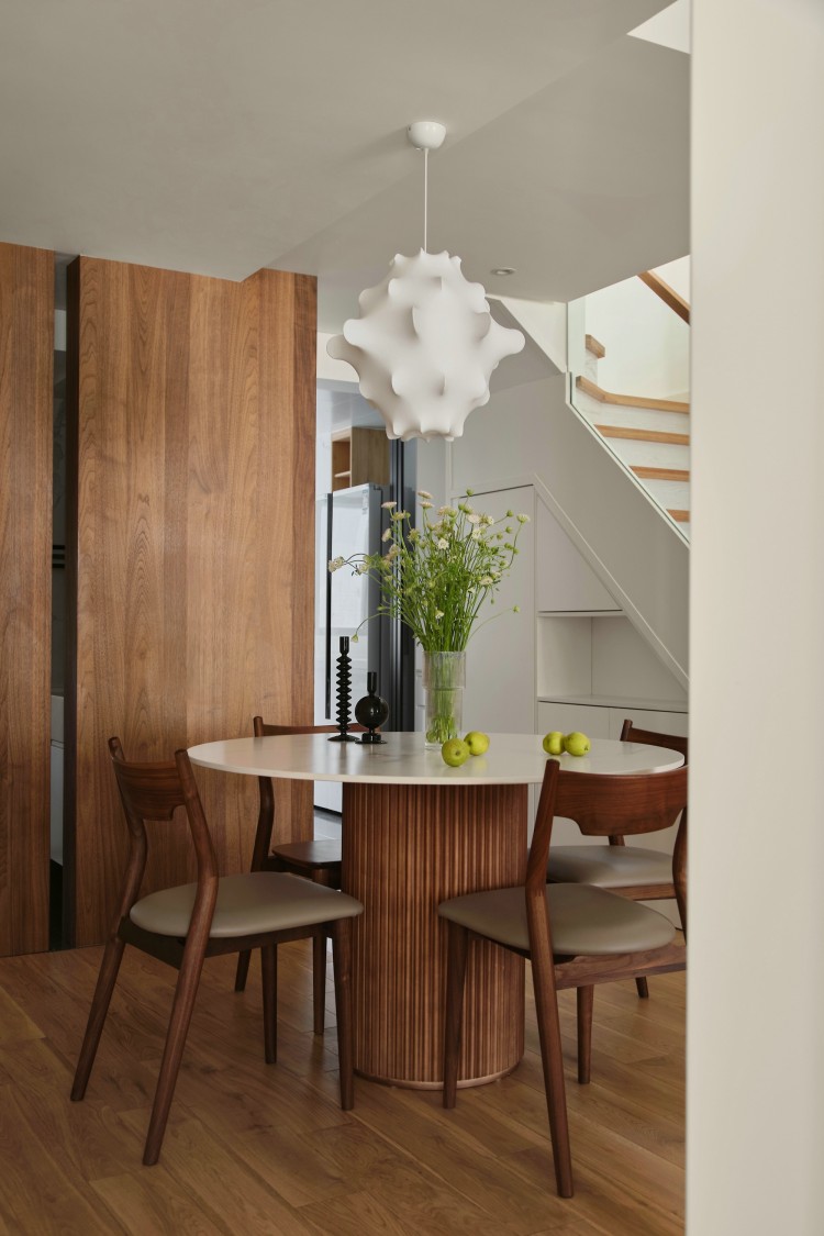 原木風(fēng)復(fù)試餐邊柜裝修效果圖