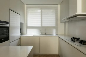 現(xiàn)代原木分風(fēng)三居室廚房裝修效果圖