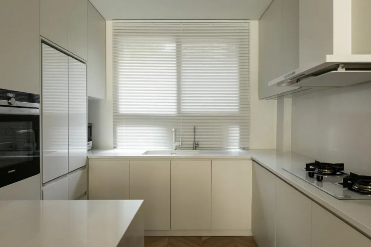 現(xiàn)代原木分風(fēng)三居室廚房裝修效果圖