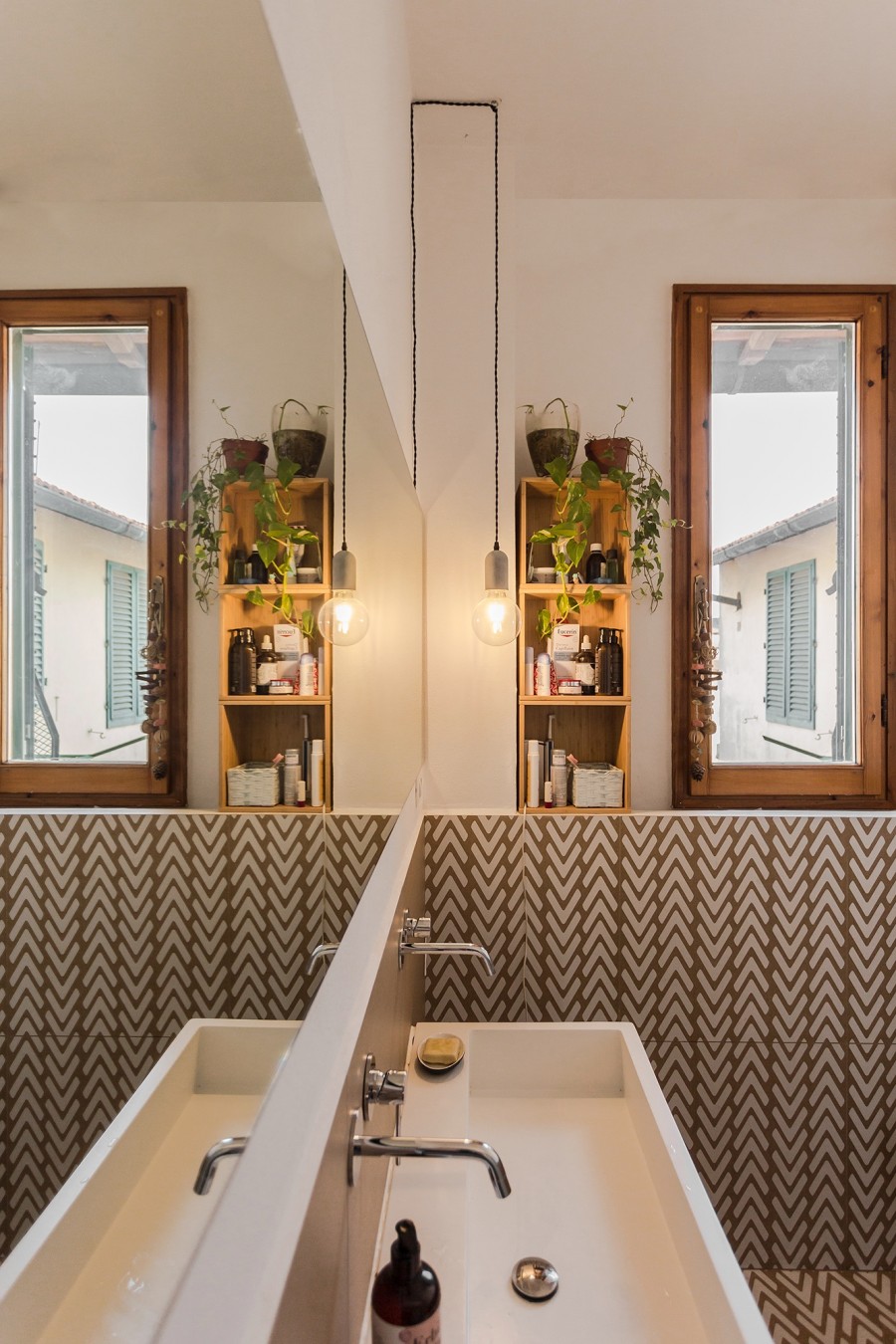 原木風(fēng)小戶型衛(wèi)生間裝修效果圖