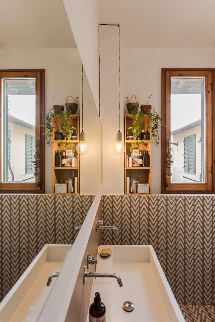 原木風(fēng)小戶型衛(wèi)生間裝修效果圖