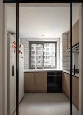 原木風(fēng)三居室廚房裝修效果圖