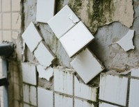 瓷磚脫落：潛藏的家居隱患與應(yīng)對之道